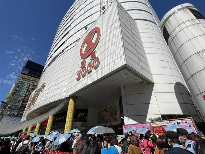 SOGO台北店周年庆人气和买气都高。（郭家崴摄）