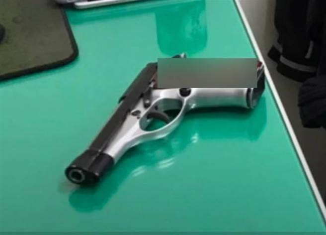 警方当场起出改造手枪、子弹9颗及第二级毒品安非他命等物。（民眾提供／卢金足台中传真）