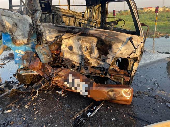 小貨車當場起火燃燒。（讀者提供／張毓翎台南傳真）