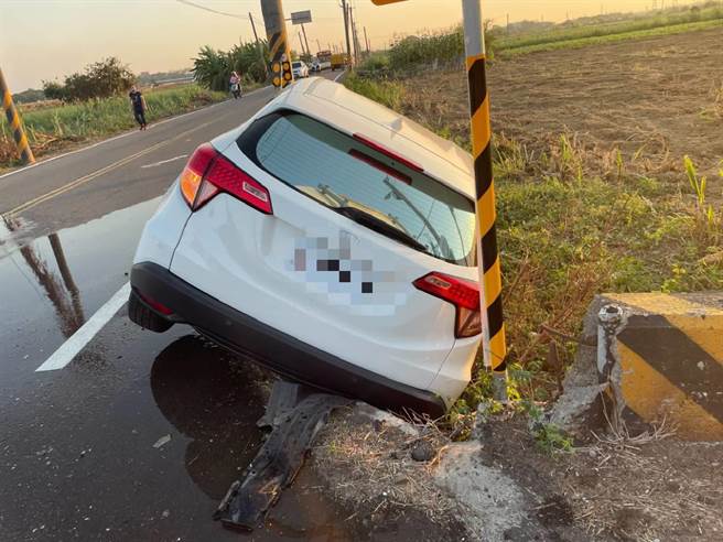 轎車與小貨車擦撞後掉落到路旁的圳溝。（讀者提供／張毓翎台南傳真）