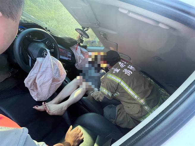 消防人員到場後，趕緊將轎車上女駕駛救出。（讀者提供／張毓翎台南傳真）