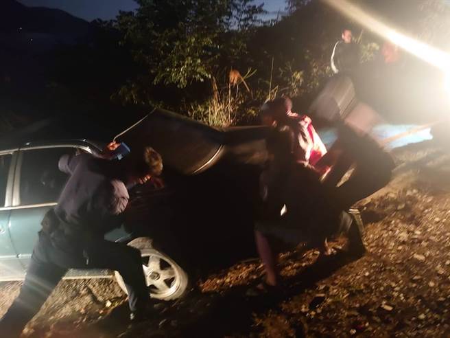 民眾不熟山区路况，险象环生，仁爱警分局屡屡暗夜救援。（仁爱警分局提供／廖志晃南投传真）