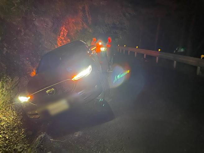 民眾不熟山区路况，险象环生，仁爱警分局屡屡暗夜救援。（仁爱警分局提供／廖志晃南投传真）