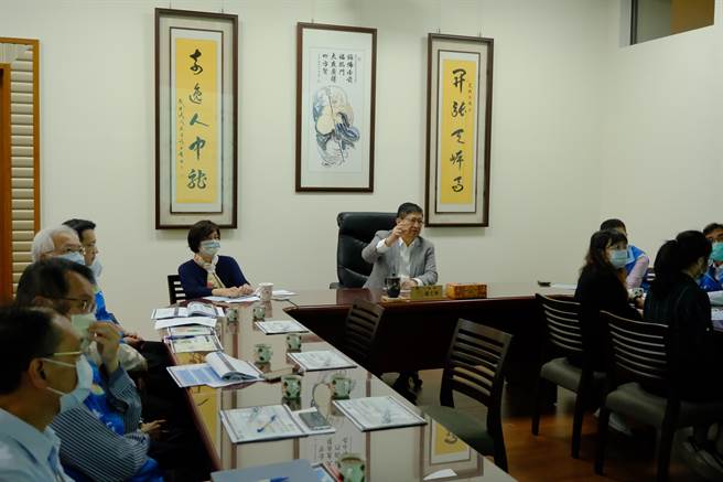 新竹縣長楊文科（中）15日舉辦新竹縣捷運交通路網計畫啟動會議，投入2500萬進行藍線輕軌的可行性評估。（莊旻靜攝）