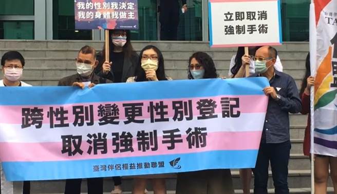 跨性别者吴宇萱（中）变更登记性别案，台北高等行政法院今开庭，宇萱一家人庭前开记者会，述说各自的心路歷程。（截取「台湾伴侣权益推动联盟」脸书）