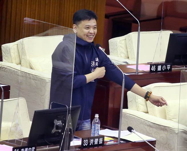 台北市议会市政总质询16日登场，市议员洪建益（见图）质问市长柯文哲，自己打过的高端疫苗是否白打，柯文哲揶揄说，佩服他「为党牺牲」。（范扬光摄）