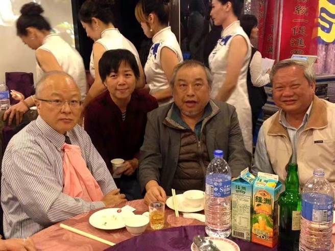 作者郭冠英与毛铸伦（右二）合影。（图／郭冠英提供）