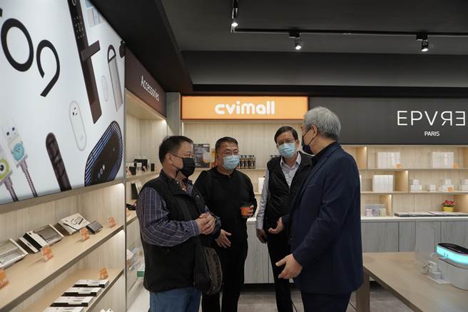 瀚荃集團楊超群董事長(右一)與流行藝術學院舒宗浩院長(左一)、表藝系黃振家教授(左二)參觀Cvimall體驗中心，表藝系黃振家教授強力引薦楊董事長與醒吾科大陳義文校長共同開創大學產學合作新模式。(戴志揚翻攝)