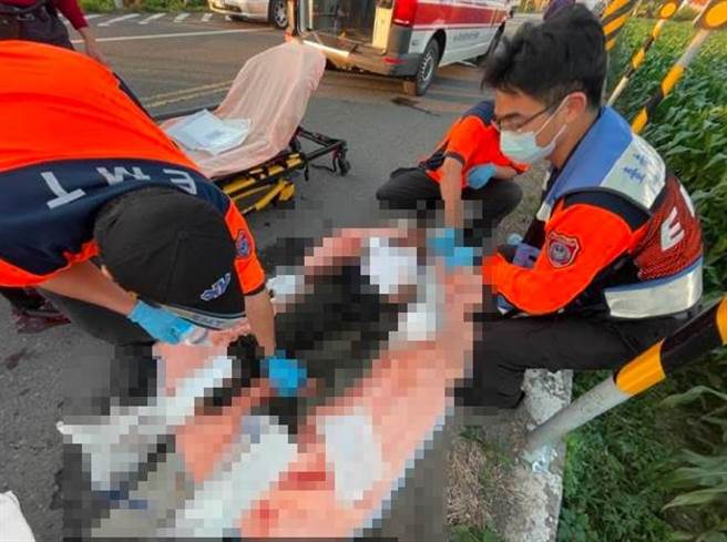 小貨車上年約40歲的男駕駛一度受困，被救出後其身上有75％二度傷燙傷。（讀者提供／張毓翎台南傳真）