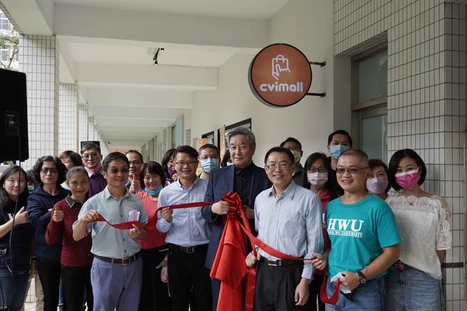 Cvimall體驗中心開幕合影，瀚荃集團與醒吾合作期望能夠密切的產學合作，縮小產學落差。(戴志揚翻攝)