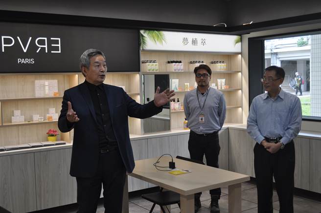 瀚荃集團楊超群董事長向醒吾科大陳義文校長介紹自家產品，希望學生能在智能創意上面有所發揮。(戴志揚翻攝)