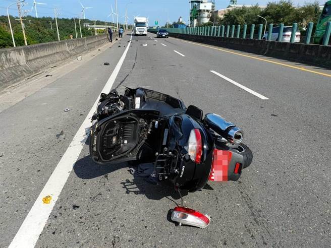 桃园市观音区15日有辆重型机车行经台61线南下42.1公里处，疑似未注意车前状况，不慎撞上前方大货车，骑士伤重不治。（桃园市大园警分局提供／陈梦茹桃园传真）