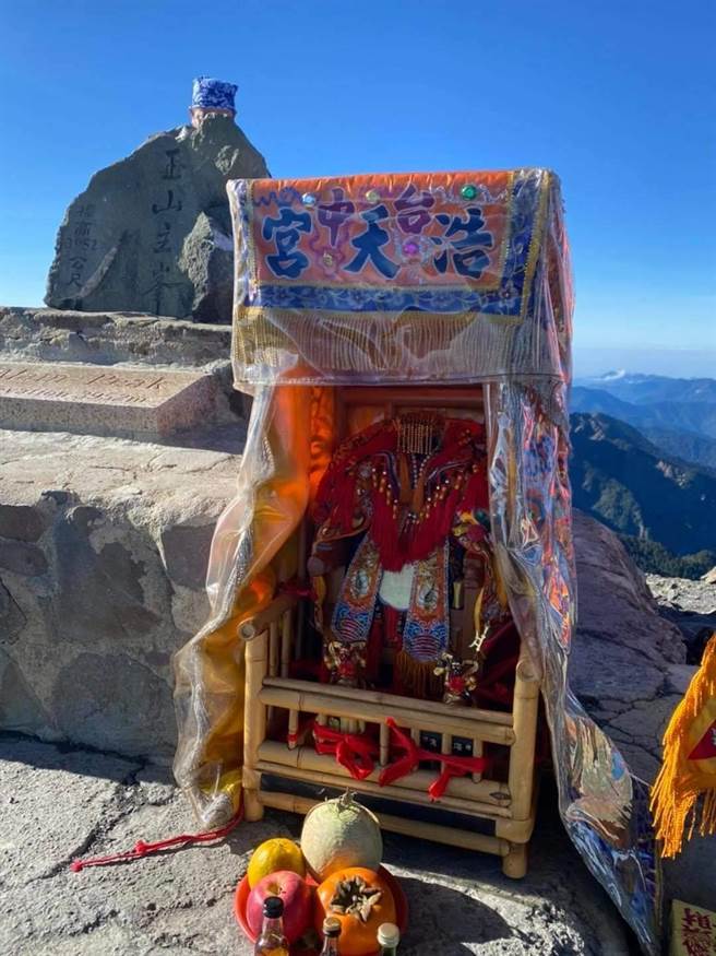 浩天宮「潛水媽」登玉山今天下午順利攻頂。（浩天宮提供）