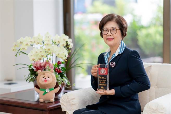 在第一金控暨第一银行董事长邱月琴带领下，第一金控荣获BSI「永续韧性领航奖」。图／第一金控提供
