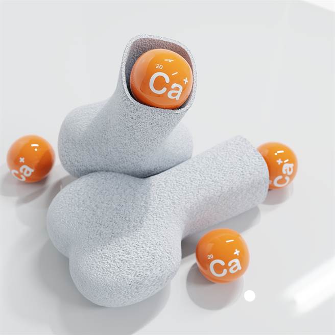 怕骨松只补钙真的不够！陆海空3营养素缺一不可。(示意图/Shutterstock)