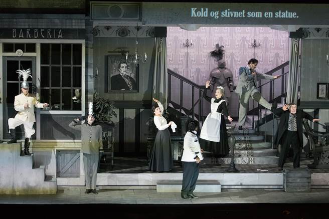 丹麦新锐导演马丁．林博执导义大利作曲家罗西尼的知名歌剧《塞维亚理髮师》，演员们除了要唱、要演，还有默剧的肢体表现，同时挑战一景到底。（The Royal Danish Theatre(c)Miklos Szabo，台中国家歌剧院提供）