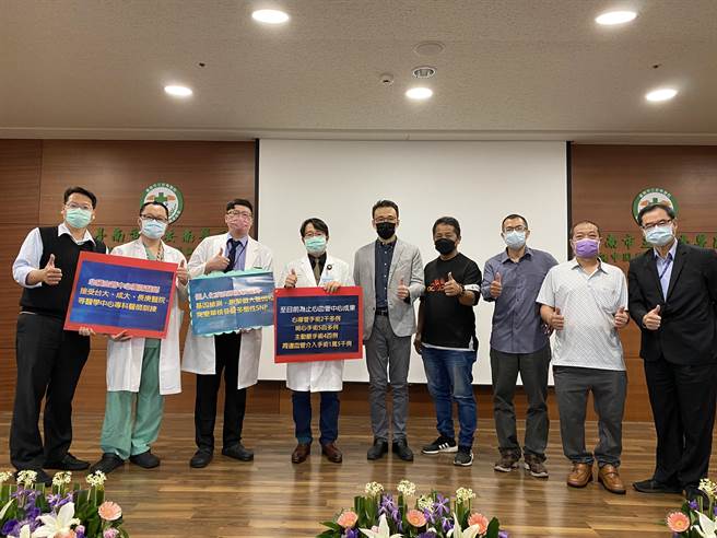 4名從鬼門關走一遭的南科人張先生、蔡先生、陳先生、曾先生（右二至右五）今天專程請假，當面感謝安南醫院副院長、心臟血管外科部主任陳偉華（左四）。（曹婷婷攝）