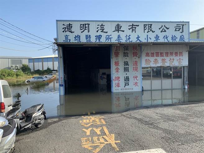 高雄市岡山區岡山路16日上午因為水管破裂而淹水，一家汽車檢驗廠旁淹水，檢驗廠受創嚴重。（翻攝照片／林瑞益高雄傳真）