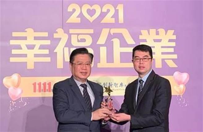 凱基證券獲頒2021幸福企業金獎，由中華民國全國商業總會理事長許舒博頒獎，凱基證券人力資源部資深協理陳聖堯（右）代表領獎。（圖／凱基證券）

