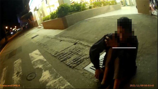 員警關心路邊醉漢，竟意外查獲通緝犯。（警方提供／陳淑娥台中傳真）