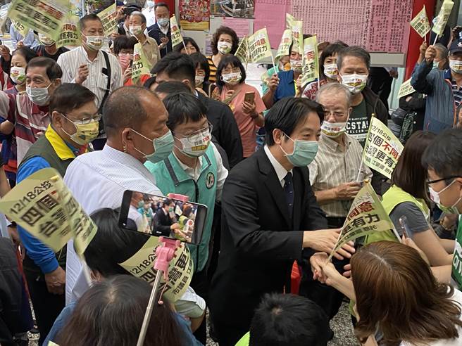 副總統賴清德16日到中市均安宮，參加「4個不同意，台灣更有力」公投說明會宣講。（陳淑芬攝）