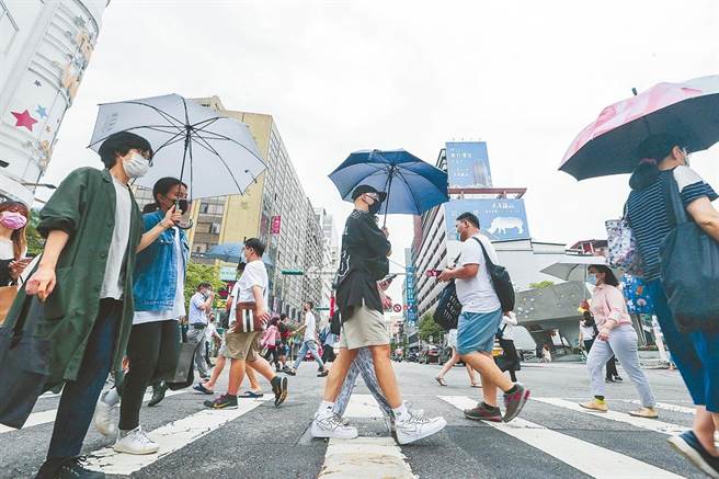 超「薪」酸！新鲜人起薪5年来首度下滑 学硕士双降。（资料照片/粘耿豪摄）
