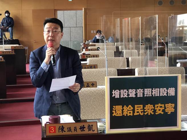 市議員陳世凱今天詢問警察局長蔡蒼柏，11月是否有槍擊案發生？（陳世宗攝）