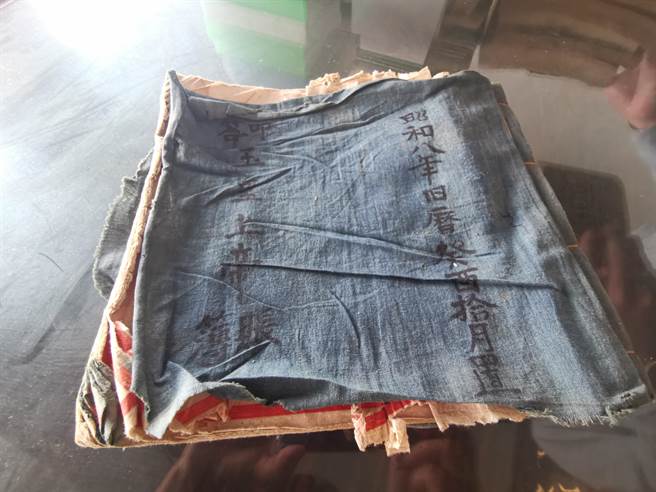 台南市安定区苏厝长兴宫保存10几本日据时代的帐册。（刘秀芬摄）