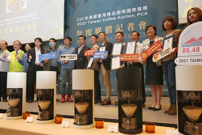 第一届典藏臺湾精品咖啡16日颁发，经过国内外44位专业评审，选出9件国产咖啡，并进行国际竞标，成功将台湾精品咖啡推向国际市场，农委会主委陈吉仲（中）出席颁奖并一同合影。（王英豪摄）