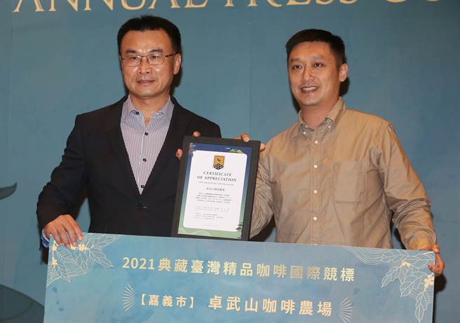 第一名的卓武山咖啡农场许定烨（右）由农委会主委陈吉仲（左）颁发。（王英豪摄）