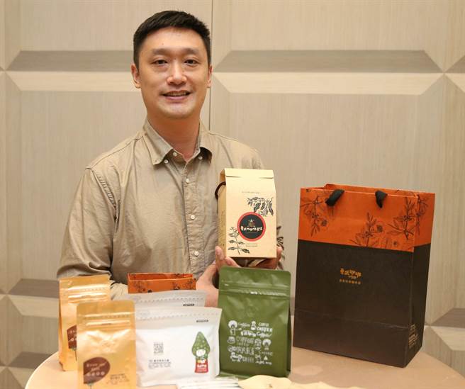 第一名的卓武山咖啡农场许定烨，农场所处高海拔、日夜温差大的环境，有助于咖啡果实中的醣类累积，增添咖啡酸与甜的风味，再搭配家族制茶以来对品质的敏锐经验、精湛的后制处理法，在评选中脱颖而出。（王英豪摄）