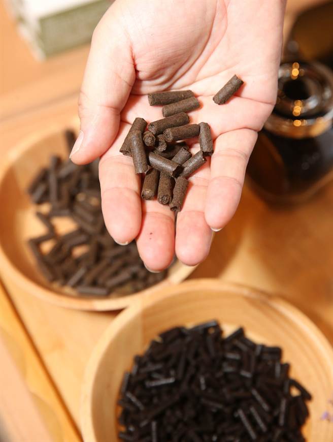 农委会茶叶改良场针对咖啡作物研发副产品，废弃的咖啡渣，不需添加黏着剂，利用水将咖啡粉末颗粒化，可多元添加在肥料、猫沙中，除臭又环保。（王英豪摄）