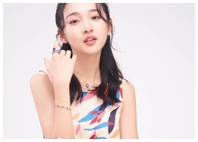 李沐《青春弒恋》挑战情欲戏 戴PANDORA珠宝少女心（JOJ PHOTO摄，服装提供／ Weekend by MaxMara)