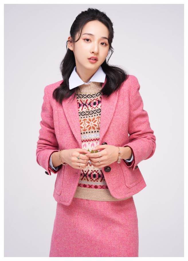 李沐为宣传《青春弒恋》进棚拍摄PANDORA时尚专题，戴上PANDORA珠宝忍不住少女心大发，雀跃不已。（JOJ PHOTO摄，服装提供／ Weekend by MaxMara)