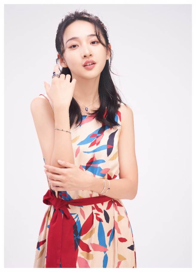 李沐自曝和陈庭妮拍戏有身高差，「躺下来拍床戏」还轻松一点，佩戴PANDORA珠宝入镜。（JOJ PHOTO摄，服装提供／Penny Black）