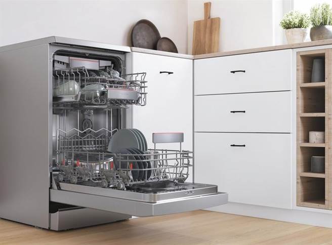 新光三越台南新天地五倍券限定优惠，BOSCH沸石独立式洗碗机SMS88MI01X，价值7万500元、特价5万9800元。（新光三越提供）