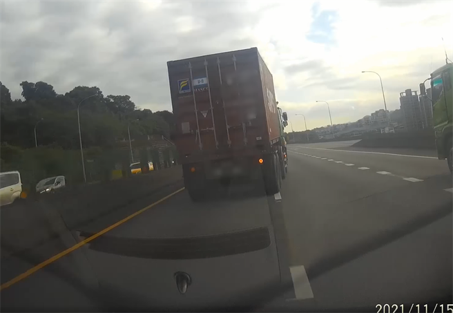 一名曾姓男子15日驾车驶上国道一号时，遇上恶意逼车的货柜车，不停在前方来回切换车道。（翻摄自脸书社团《爆料公社公开版》）