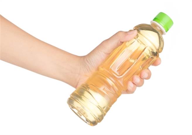 新竹一对夫妻14日在市区突然被一名男骑士以装满尿的宝特瓶泼洒。（示意图／Shutterstock）