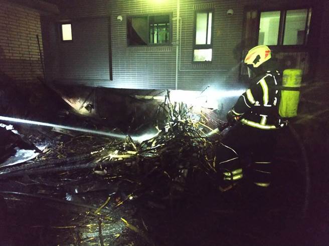 鸽笼都已烧塌、焦黑一片，目视也有近20只鸽子葬生火窟。(翻摄照片／蔡依珍桃园传真)