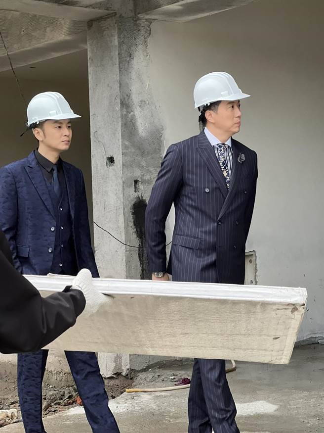 吳皓昇與張書偉到工地拍攝。（民視提供）