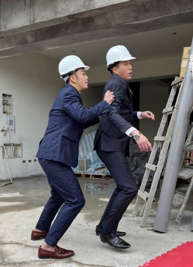 張書偉劇中為救吳皓昇推他一把手腕就受傷。（民視提供）