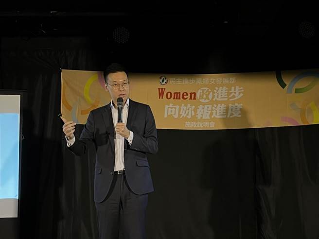 桃园新住民代表用流利国语呼吁投4个不同意，民进党副秘书长林飞帆直呼汗顏。（陈梦茹摄）