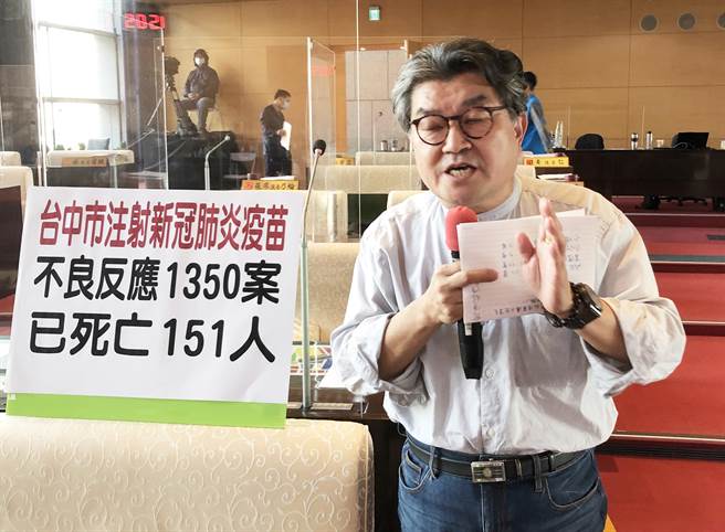 市议员李中要求环保局长陈宏益，以台中市范围制作节能减碳「路径图」。（陈世宗摄）