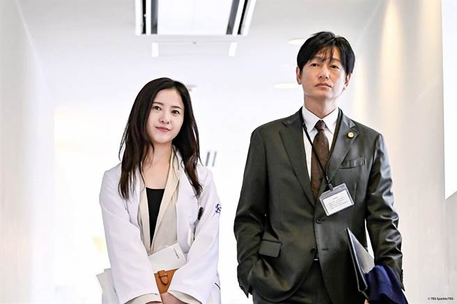 吉高由里子（左）与井浦新在《最爱》有精采对手戏。（friDay影音提供）