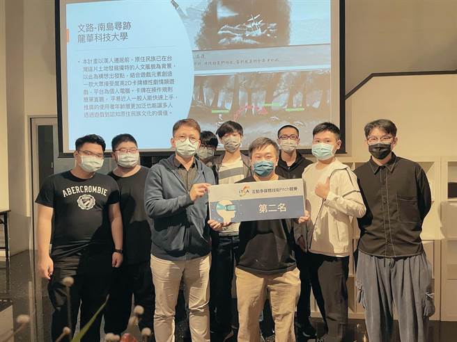 龙华科大参赛团队获哇哇科技戴丞峰执行长颁发第二名奖项，期望共同将获奖游戏推广上架。(校方提供／蔡依珍桃园传真)