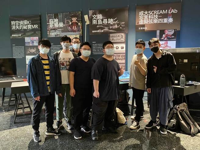 龙华科大参赛团队与跨校团队交流并合影。(校方提供／蔡依珍桃园传真)