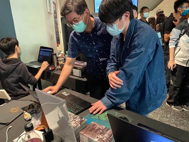   比赛评审与现场玩家实际体验游戏内容。(校方提供／蔡依珍桃园传真)