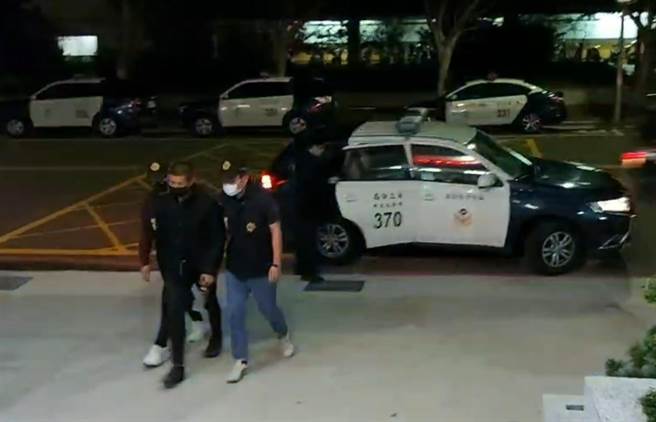 警方逮获泼尿怪客，以公然侮辱及毁损罪嫌送办。（翻摄画面／邱立雅竹市传真）