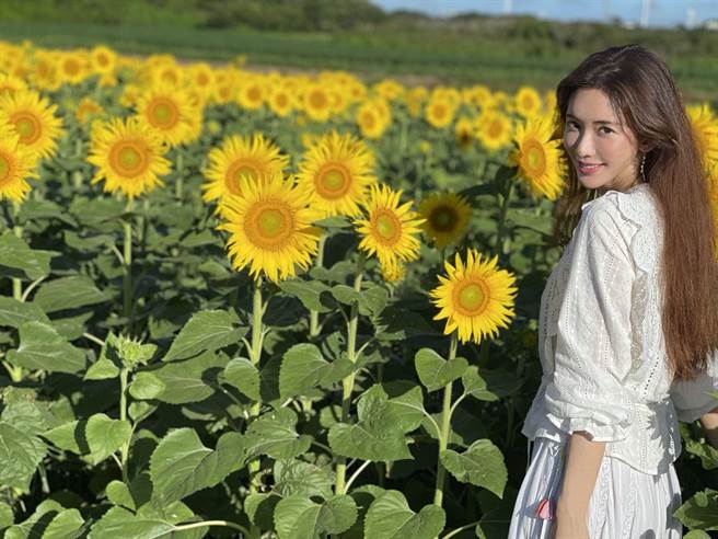 林志玲的《心玲小语 My Little Notebook》中呈现她的美丽样貌。(志玲姊姊慈善基金会提供)