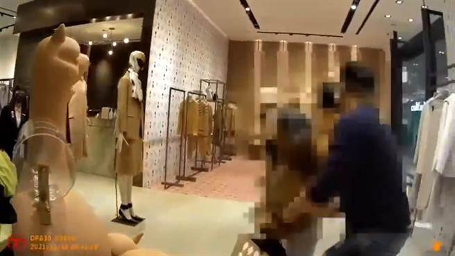 北市女子大闹百货专柜 警制止不听上铐管束。（翻摄影片）